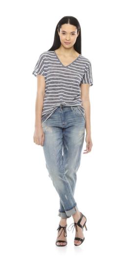 Paint splattered Boyfriend jeans, for a girl with no boyfriend. Usually, this cut is difficult if you have ample booty and a small waist. You risk having a gap at the back big enough to hid a grapefruit. Not so, here. Plus, they have a bit of stretch. For $39... yes.