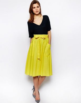 Simple and comfortable. This skirt is my favourite colour and stands out (probably always) but especially paired with black. 